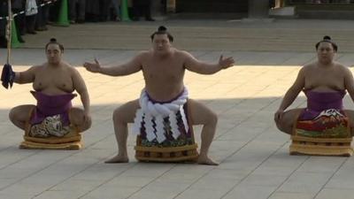 Sumo wrestlers usher in the New Year