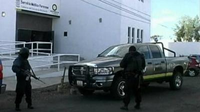 Armed presence outside the Servicio Medico Forense.