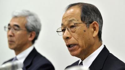 Former Olympus chairman Tsuyoshi Kikukawa (R) and vice president Hisashi Mori (L) at a press conference at the Tokyo Stock Exchange