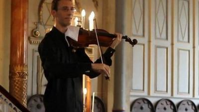 Viola player Lukas Kmit