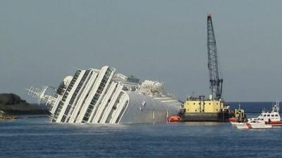 Barge alongside the Costa Concordia