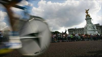 A cyclist in the prologue of the Tour de France outside Buckingham Palace