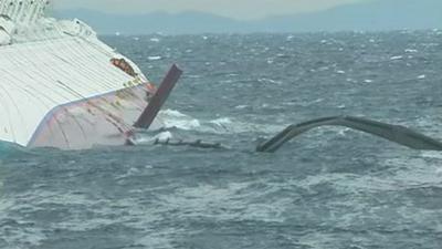 Rough seas around the Costa Concordia