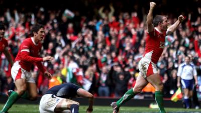 Shane Williams scores a try against Scotland