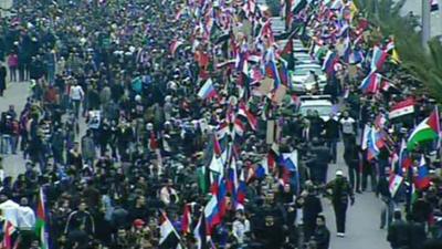 Crowd on the streets welcomes Sergei Lavrov