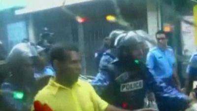 Mohamed Nasheed surrounded by riot police