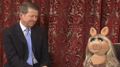 Miss Piggy talks to Bill Turnbull