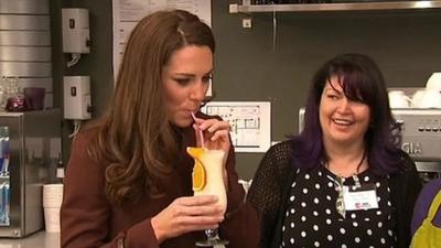 Kate tries non-alcoholic cocktail in Liverpool