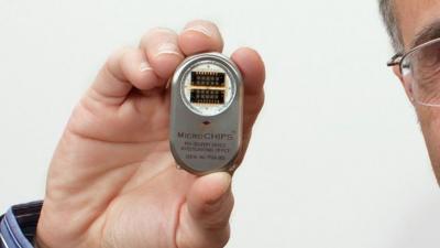 Microchip implant device