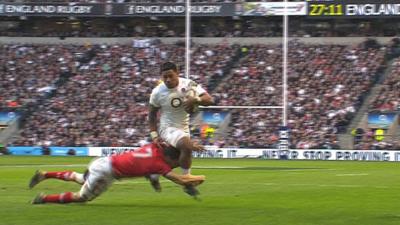 Sam Warburton tackles Manu Tuilagi