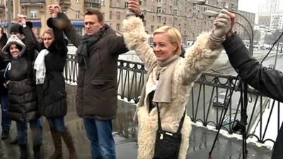 Protesters link arms in Moscow