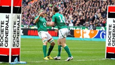 Tommy Bowe is congratulated after scoring in Paris