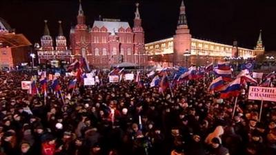 Crowds in Manege Square