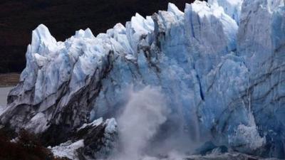 Chunk of glacier falls into Lake Argentina