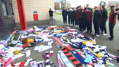 Sunderland players visit the Reebok Stadium to place a shirt for Fabrice Muamba.