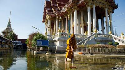 Monk clears up after Thai floods