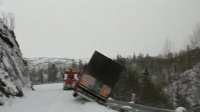 Truck begins to fall off cliff in Norway