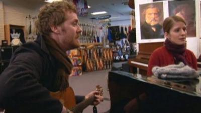 Glen Hansard and Marketa Irglova in Once