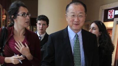 Reporters try to talk to new World Bank president Jim Yong Kim in Lima, 16 April 2012