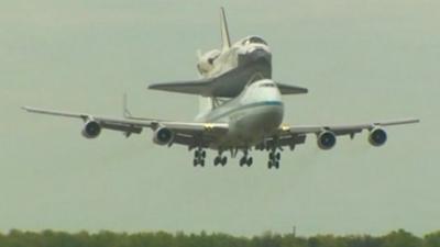 Discovery piggy-backing on a modified Boeing 747