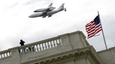 Shuttle Discovery flies over Washington, DC