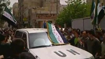 UN observers' car surrounded by Syrian anti-government protesters