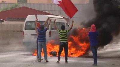 Protesters burn tyres