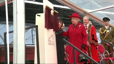 Queen unveils plaque at Cutty Sark