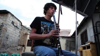 Esteban Ruiseco playing clarinet