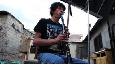 Estban Ruiseco playing clarinet