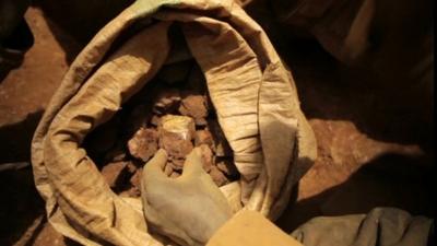 Stones containing gold in the Nyamurhale mine