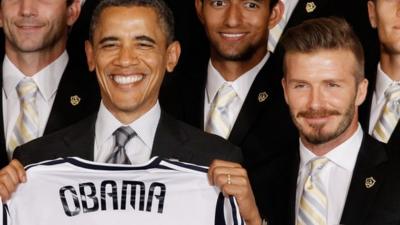 US President Barack Obama poses for photographs with the Major League Soccer champions Los Angeles Galaxy and their mid-fielder David Beckham