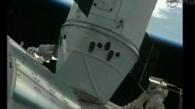 Station grabs SpaceX Dragon ship