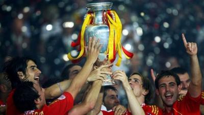 Spain lift the European Championship trophy in 2008