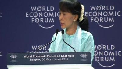 Myanmar democracy icon Aung San Suu Kyi (C) talks with delegates during the 21st World Economic Forum on East Asia in Bangkok