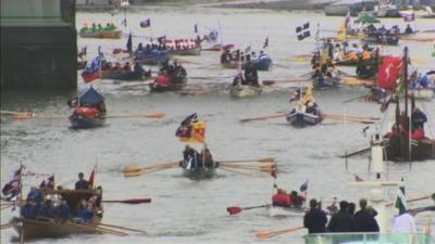 Rowing boats begin pageant on Thames