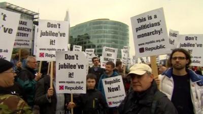 Republican protesters wave placards