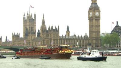 Royal barge passes Parliament