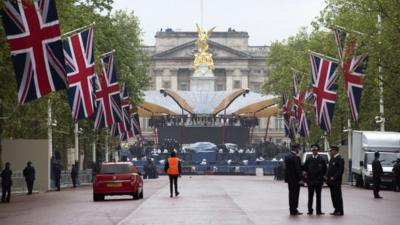 Preparations for Diamond Jubilee concert outside Buckingham Palace