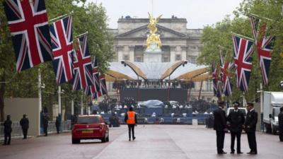 Preparations for Diamond Jubilee concert outside Buckingham Palace