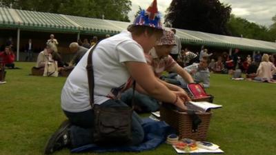 People enjoy picnic in Buckingham Palace grounds