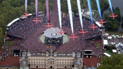 Red Arrows fly over Buckingham Palace