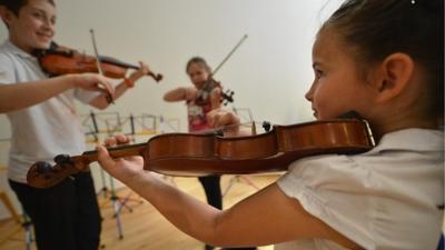 Children practise violin ahead of the Sistema Scotland Big Noise