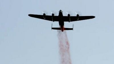 Lancaster Bomber drops poppies over Green Park