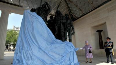 Queen unveils memorial