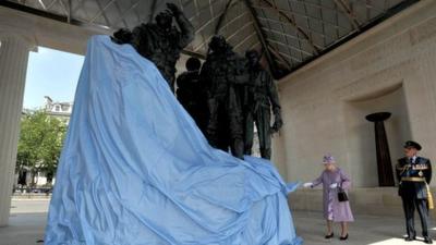 Queen unveils memorial