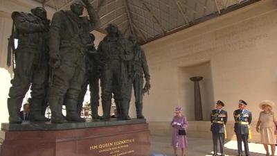 The Queen unveils the WWII memorial