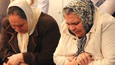 Roma women praying