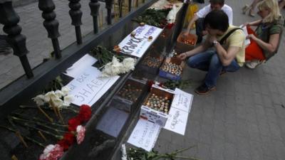 People light candles in memory of victims of the flood in Krasnodar region