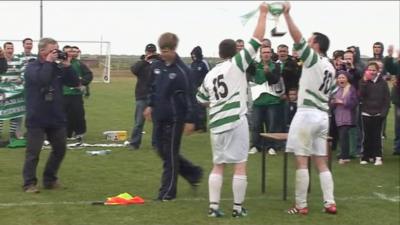 Cluicheadairean Èirisgeidh a' togail a' chupa